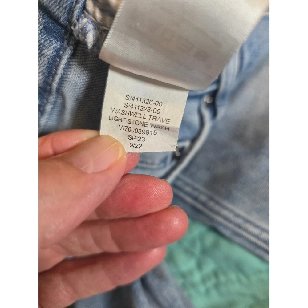 Banana Republic Mens Travel Jean Athletic Fit Light Stone Wash 33x30 411326-00